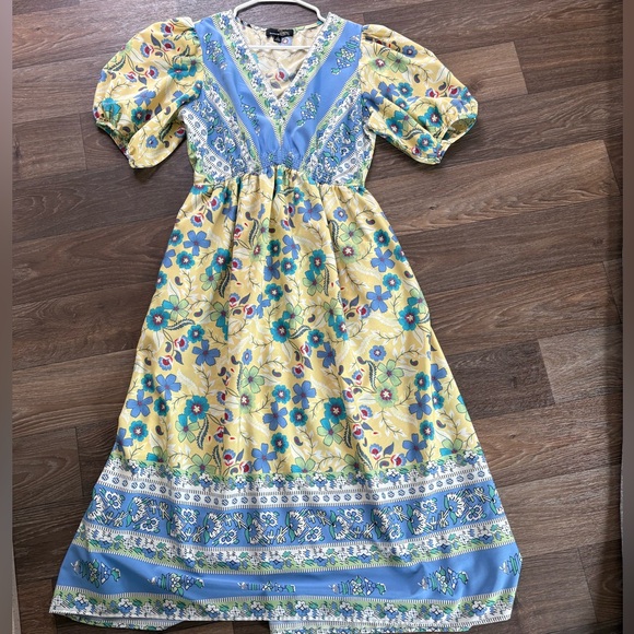 Suzanne Betro Dresses & Skirts - Suzanne Betro Floral V-Neck Dress